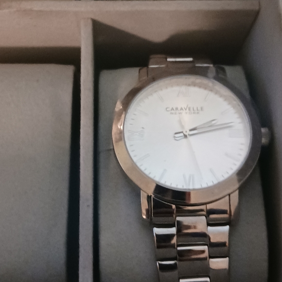 BNIB Caravelle New York watch (stainless steel) - Picture 4 of 4